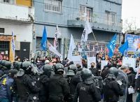 Tensión en Avellaneda entre manifestantes y efectivos de la Federal y Prefectura