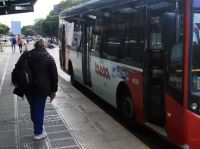 Trabajadores de líneas de colectivos denuncian presiones para retirar insignias de Malvinas