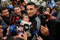 Fotos, regalos y besos: Scaloni fue sorprendido por los vecinos de Pujato y no para de firmar autógrafos