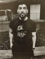 ¿La remera de Facundo Moyano dice "BAD" ("malo")?: El detalle que llamó la atención tras su demora