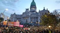 La lluvia no frenó la masiva marcha frente al Congreso contra la ley de propiedad privada