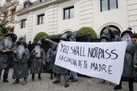 Manifestantes se disfrazaron de Gandalf para protestar contra Peter Thiel