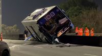 Impresionante choque en la General Paz: un colectivo quedó sobre el muro divisorio de hormigón de la autopista