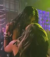 El inesperado beso de Daniela Celis y Julieta Poggio en una función de Sex