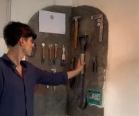 Chau agujeros en la casa: un salteño diseñó un cemento magnético que sostiene objetos pesados