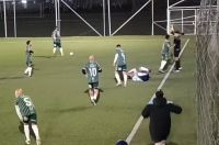 Brutal agresión a un línea en un encuentro de fútbol Senior entre Racing y San Miguel terminó en suspensión