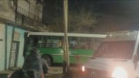 Un colectivo chocó contra una vivienda en Temperley y el chofer perdió la vida
