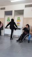 Descontrol en Moreno: una paciente pateó la puerta del hospital y terminó detenida
