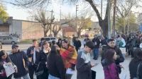 Multitudinaria búsqueda laboral en Berazategui desbordó las expectativas de un nuevo restaurante
