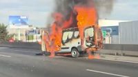 El impactante incendio de una camioneta en la autopista Panamericana