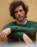 Denuncian al actor Esteban Pérez por acoso y violencia contra una vecina de su edificio