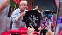 Lula mostró una remera con la frase “Las Malvinas son argentinas” en Brasil