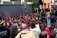Protesta en un colegio privado tras denunciar a alumnos que utilizaron IA para desnudar a sus compañeras