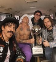 Furor en las redes por la fake news sobre los Red Hot Chili Peppers en Rosario: memes y reacciones