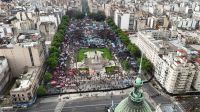 La Marcha Universitaria desafía la lluvia y exige frente al Congreso que se cumpla la Ley de Financiamiento