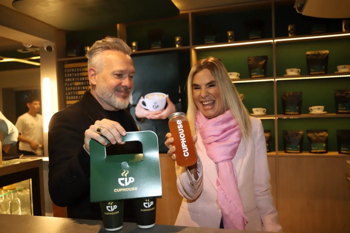 Diego Kolankowsky, sonriente junto a María Belén Aramburu