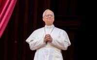 El papa León XIV recibió el alta tras su operación y regresó al Vaticano