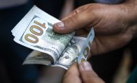 El riesgo país bajó tras superar los 700 puntos y el dólar volvió a subir