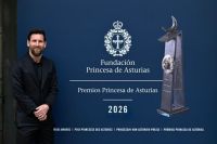Messi fue ovacionado en Oviedo: rompió el protocolo y firmó camisetas en España