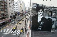 Charly García cumplió 75 años: así lo sorprendieron en su residencia miles de fanáticos