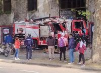 Impresionante choque entre un camión de bomberos y un colectivo contra la antigua cárcel de Caseros