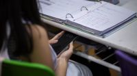 El Colegio Nacional de Buenos Aires prohibió los celulares en clase y aplicará sanciones